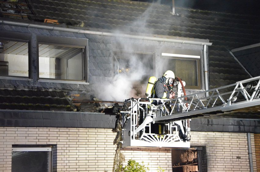 Feuer 4 Koeln Immendorf Giesdorfer Allee P268.JPG